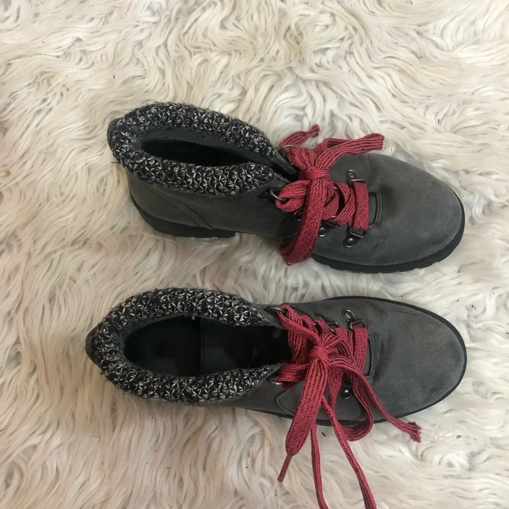 Women’s white mountain boots